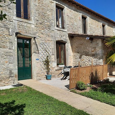 Domaine De Fontsauzine - Gites Et Chambre D'Hotes Genouille  Экстерьер фото