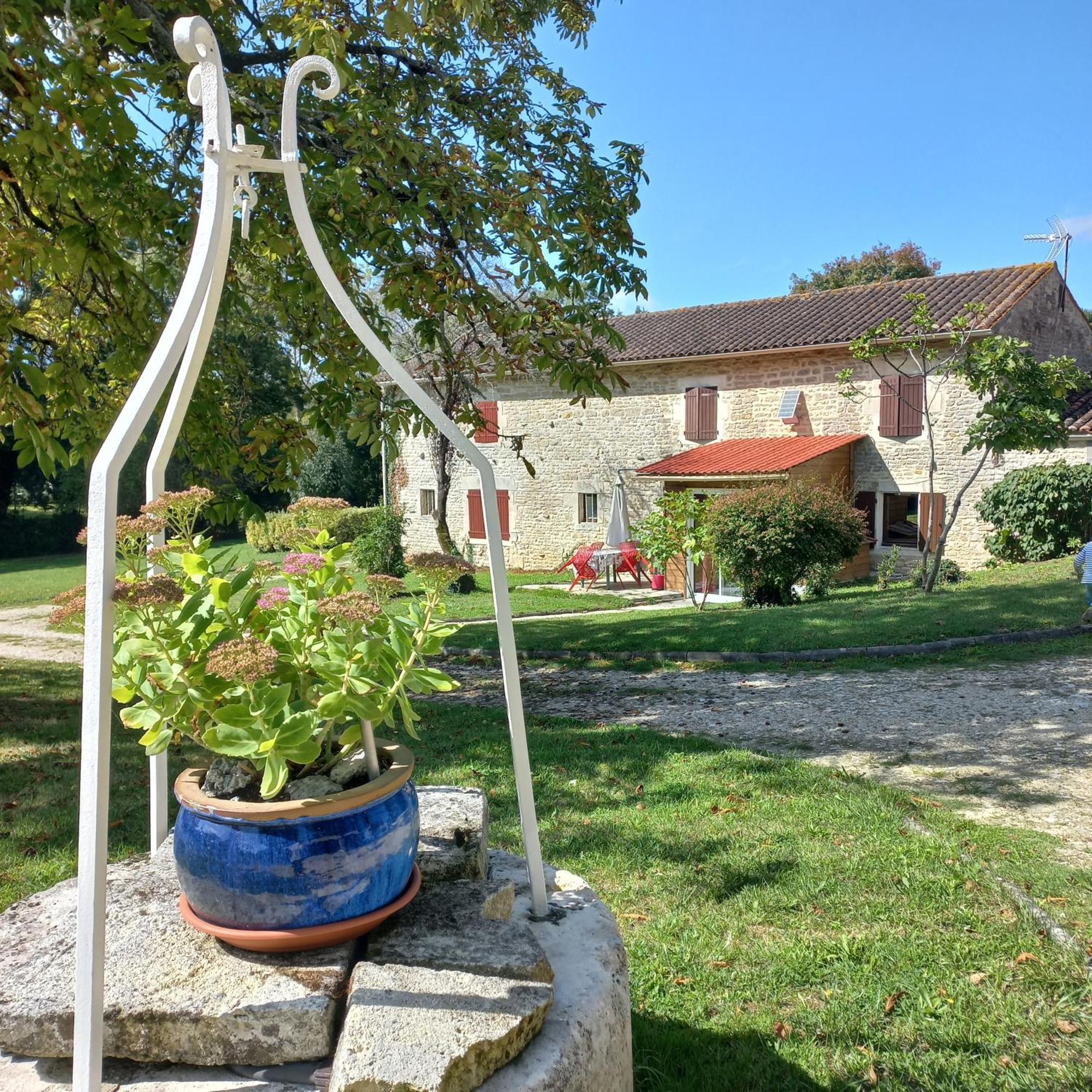 Domaine De Fontsauzine - Gites Et Chambre D'Hotes Genouille  Экстерьер фото