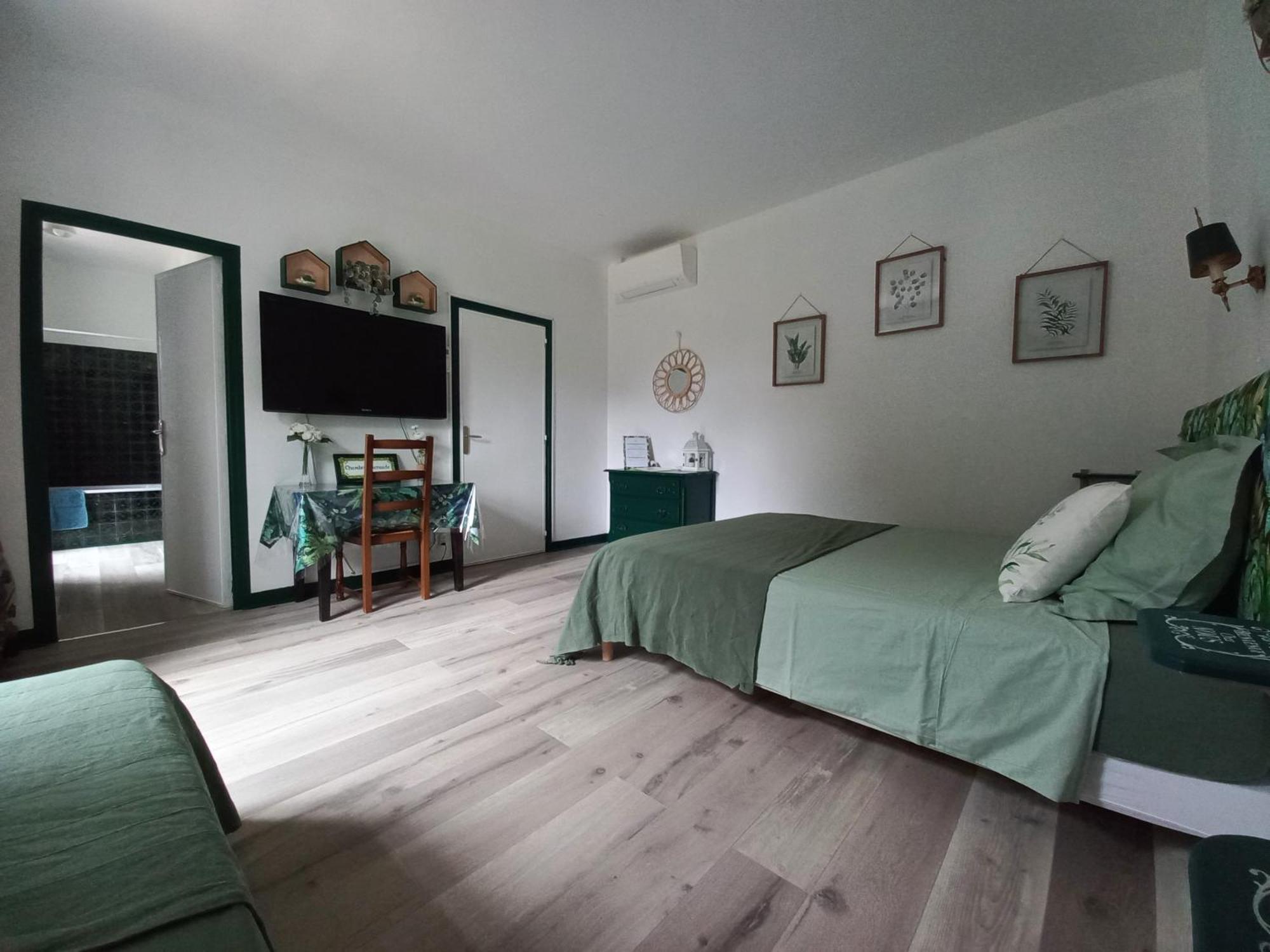 Domaine De Fontsauzine - Gites Et Chambre D'Hotes Genouille  Экстерьер фото